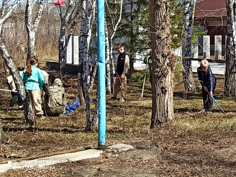 В месячнике по благоустройству принимают участие и взрослые и дети. В месячнике по благоустройству принимают участие и взрослые и дети.